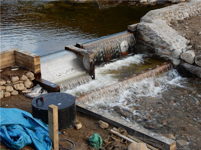 The water is clear below the weir 4 hours after the weir is flooded 15 Sept 2015