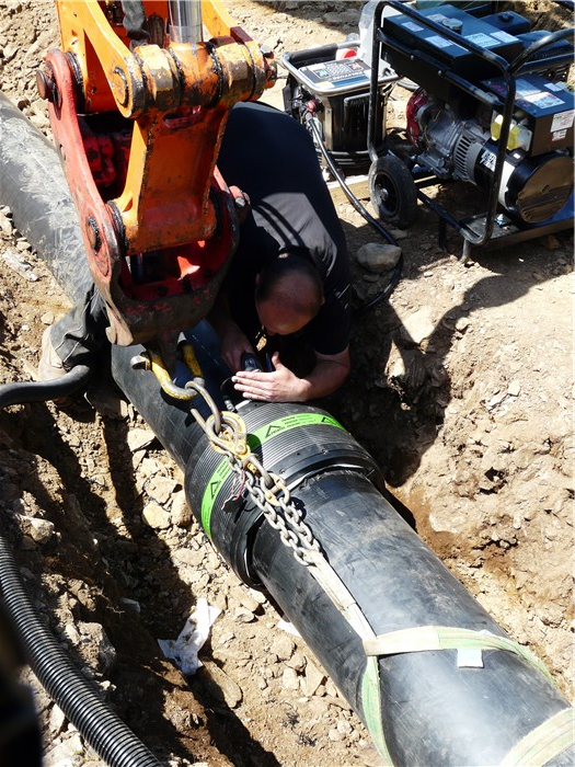 Welding the connector between the first and second 130m sections of pipe 9 June 2015 Welding the connector between the first and second 130m sections of pipe 9 June 2015