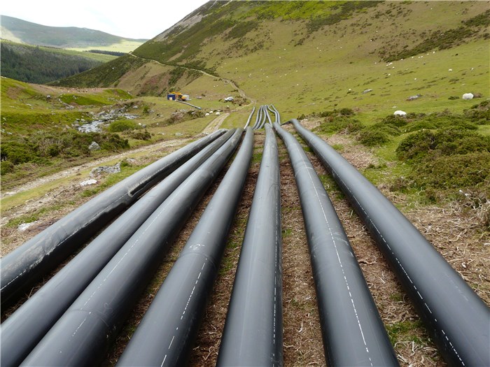130m lengths of pipe awaiting installation 29 May 2015 130m lengths of pipe awaiting installation 29 May 2015