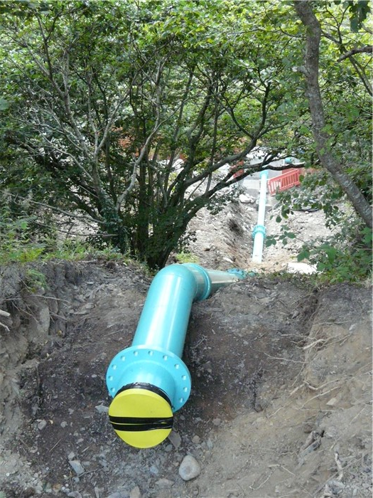 The steel pipe is installed up the bank behind the turbine house 27 Aug 2015 The steel pipe is installed up the bank behind the turbine house 27 Aug 2015