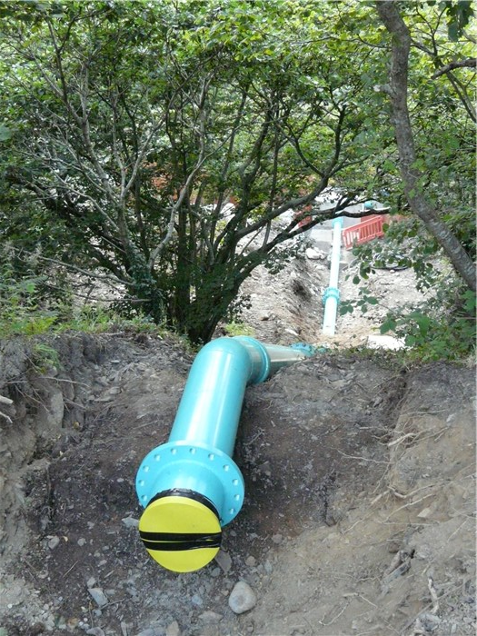 The steel pipe is installed up the bank behind the turbine house 27 Aug 2015